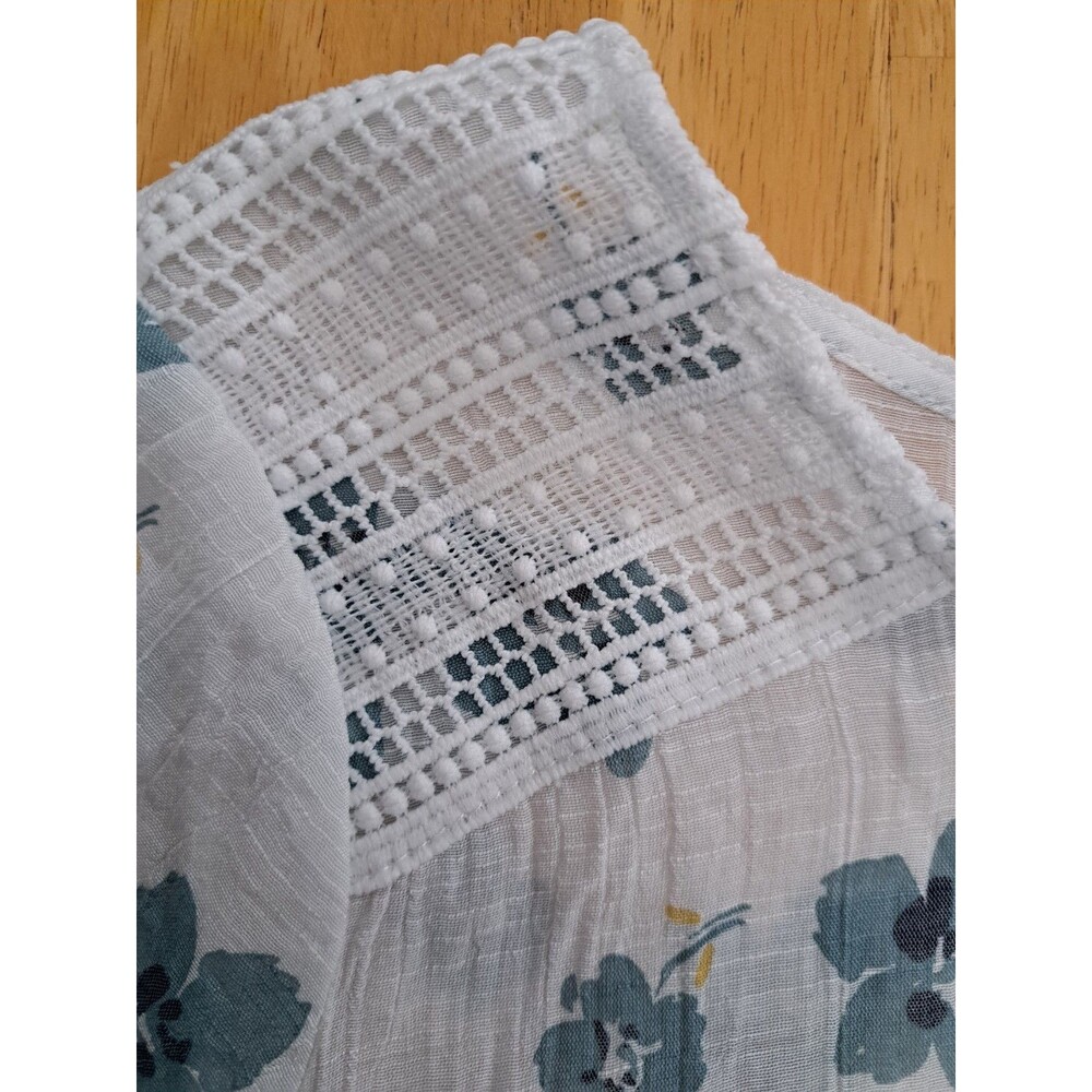 Hope & Harlow Women's Scoop Neck White and Blue Floral Top w/ Lace Accent Size L - Picture 3 of 10